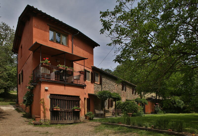 Podere Il Doccio: Building Exterior, Garden