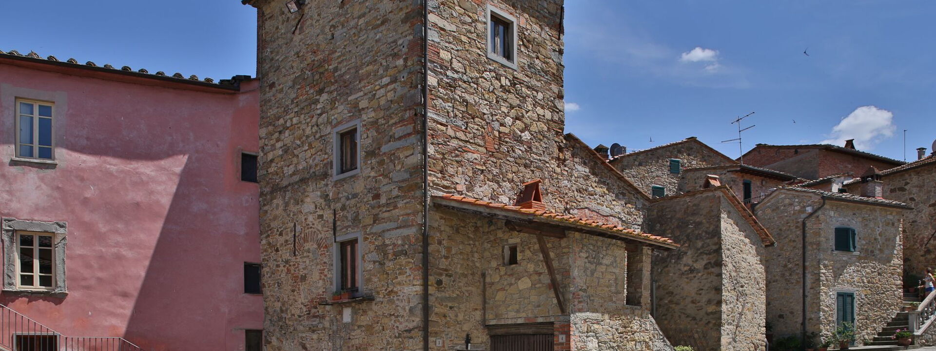 La Miccia: Entrée principale, Extérieurs